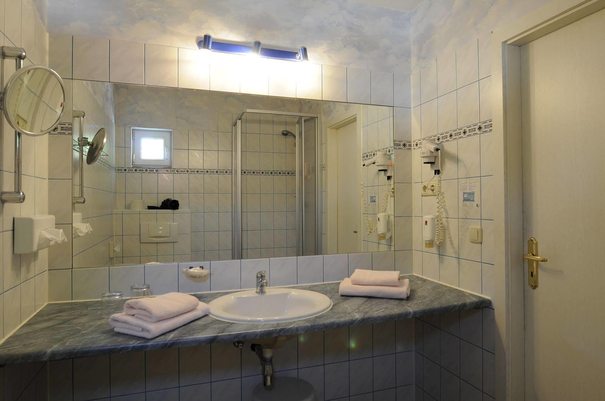 Hotel Am Alten Strom Росток Экстерьер фото